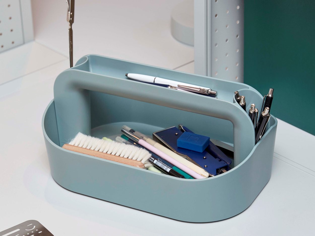Meistrimehe tööriistakastist inspireeritud Tool Box mahutab töölaual kõik vajalikud pisiesemed. Tootja HAY